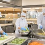 社員食堂の清潔な厨房で昼食を準備する調理スタッフ