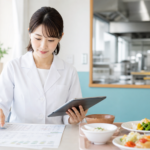 病院と介護施設の食事計画を確認する管理栄養士